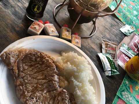 キャンプ飯♪炭火焼きで美味！うま塩で頂くステーキ